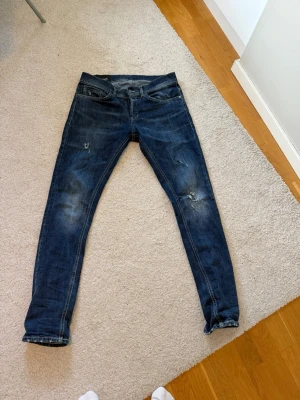 Dondup George - Ett par Dondup George jeans i storlek 31, snygg mörkblå tvätt. Perfekt till en skön linneskjorta eller kavaj i sommar. Grymt skick. Hör av er vid vidare funderingar som mått etc. Allt gott sålänge