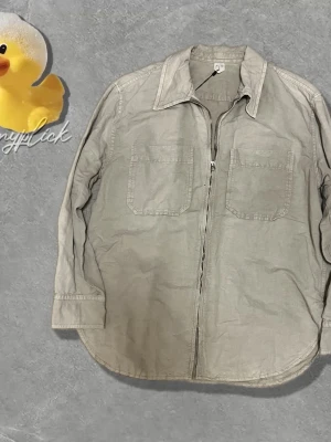 Beige overshirt från arket - Säljer denna beige linne overshirt från Arket. Storlek eu 40,vilket motsvarar S/M. Perfekt för sommaren med tanke på färg o material!  Snyggt över skjortor. Längd: 71cm,  Axelbredd: 47cm, Bröstbredd 52cm. Skriv vid funderingar! 