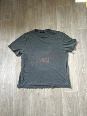 Balenciaga faded Paris tee - Säljer denna feta balenci t shirten. Tidigare ägaren klippte bort washtagen av nån anledning men ah den är äkta i alla fall så no worries. Skriv om ni har frågor. Storlek M.