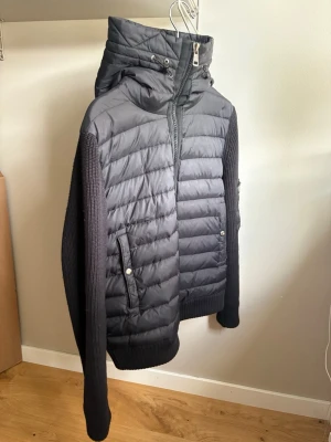 Jacka Moncler - Den är inte ÄKTA!!!!!!!! Storlek M 