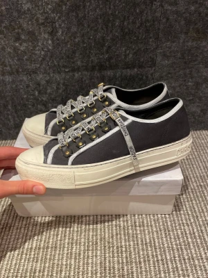 Dior skor  - Hej, säljer nu dessa svin snygga dior skor. Skorna är i grymt skick!  Bara skorna medföljer. Hör av dig vid frågor. 