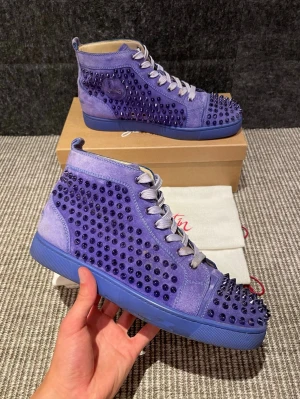 Christian Louboutin skor - Hej, säljer nu dessa svin snygga Christian Louboutin skor. Skorna är i grymt skick!  Begränsat antal boxar och dustbag. Hör av dig vid frågor.