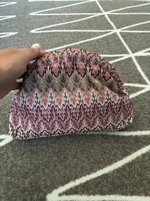 Clutch - Säljer en vacker brokig handväska. Köpt ny från Plick, så ingen information om märket. Påminner mig om Becksöndergaard-väskor. Jag tror inte det är på riktigt.🤍