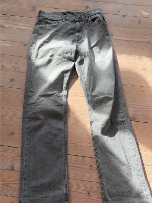 Grå raka jeans från Replay - Storlek 158 Cm.