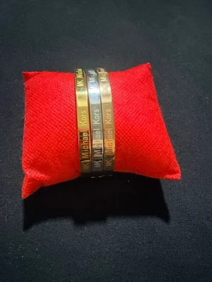 Set armband i rostfritt stål - Eleganta armband i rostfritt stål i tre färger: silver, roséguld och guld. Perfekta för att ge din outfit en lyxig touch.