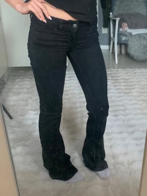 Svarta cheap monday jeans - Säljer dessa fina svarta cheap monday jeans från weekday, w25 L32🖤