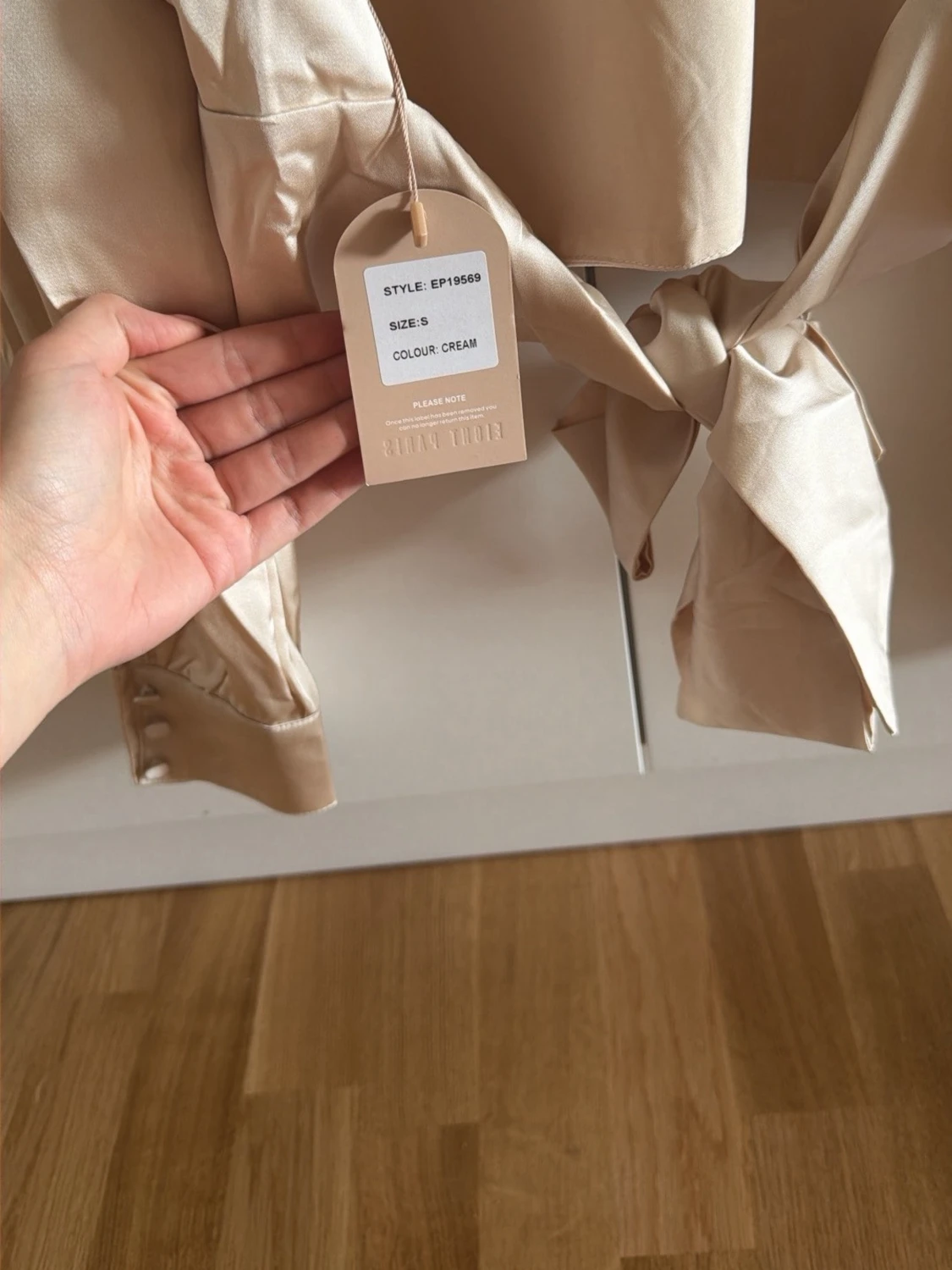 Beige satinblus med öppen rygg - 2