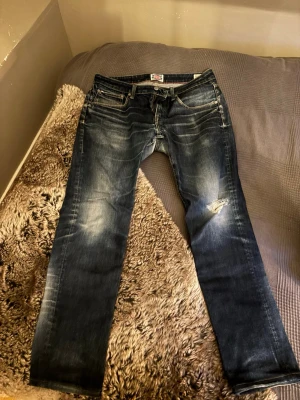 Jeans med slitningar 32/32 - Säljer ett par jeans med slitningar i size 32/32