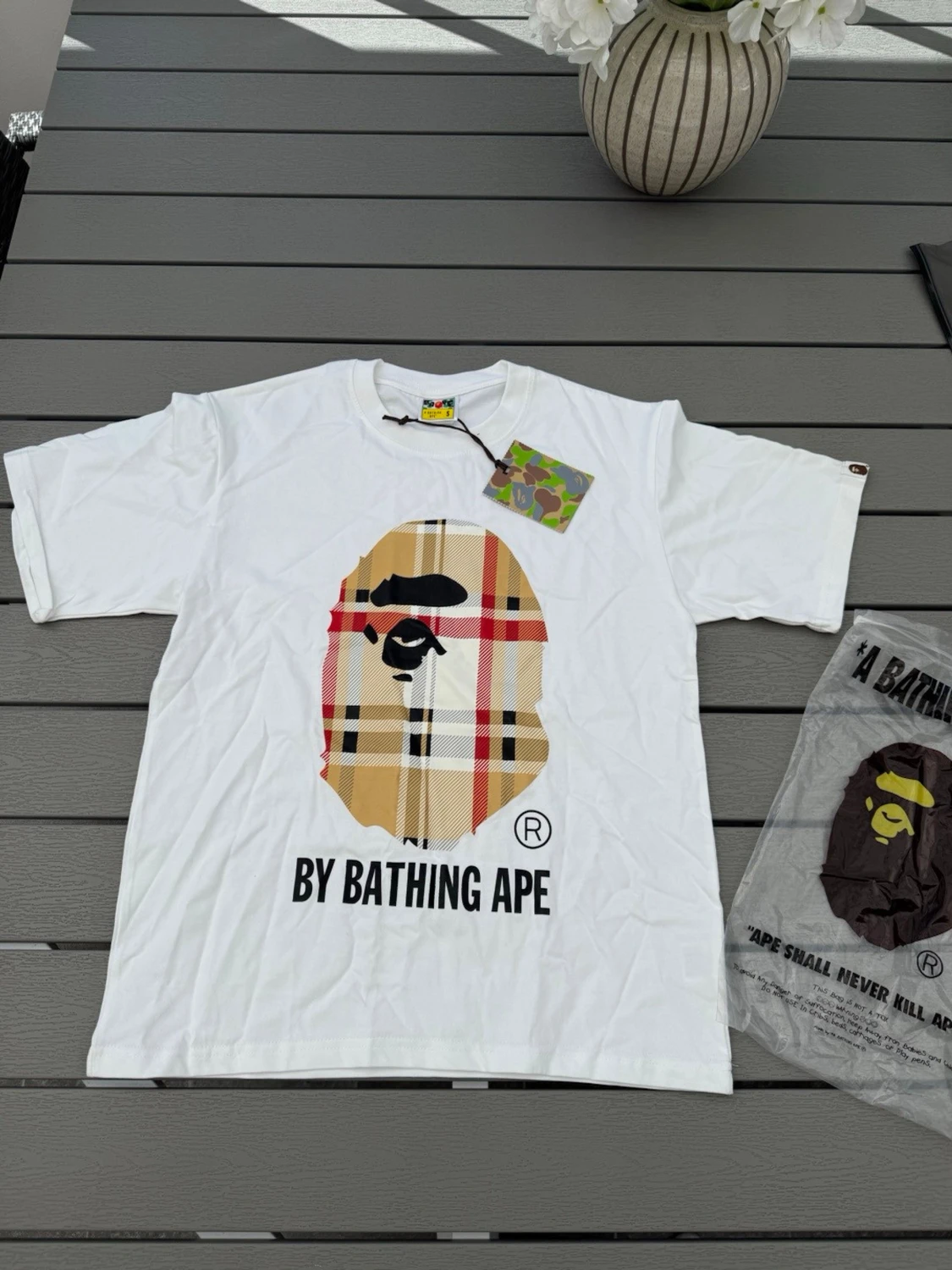 Vit BAPE t-shirt med rutig logga