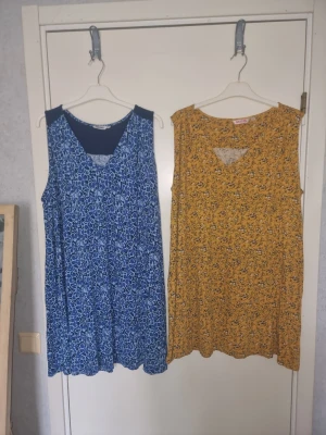 SOMMAR KLÄNNINGAR INDISKA  - * SKÖNA KLÄNNINGAR I TRIKÅ. STL. XL SOM 48/50 VISKOS DEN BLÅ KÄNNS NY. DEN GULA ÄR SPARSAMT ANVÄND  MKT BRA SKICK  120 KR FÖR BÅDA.  HAR KATT  PARFYMFRITT