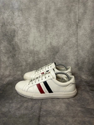 Moncler skor - Mycket fint skick | Size 42,5 | fraktar inom 24 timmar | för att köpa klicka ”köp nu” | vid frågor eller funderingar är det bara att skicka ett meddelande | följare får bättre rabatter🙌