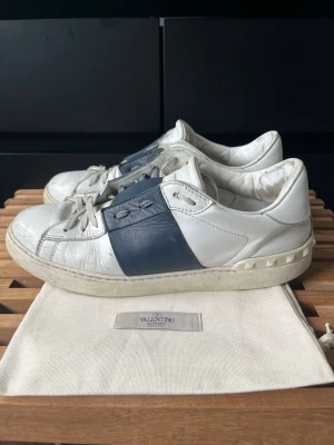 Valentino opens  - Tjena, säljer nu dessa riktigt snygga och populära valentino opensen, de är i använt skick men fortfarande helt användbara, storlek 42, med mörkblå stripe, hör av er vid frågor och funderingar🙌🤝 