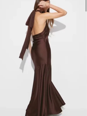 Satinklänning  - brun satinklänning från gina tricot i storlek 36. endast använd 1 gång på bal. köpt för 600kr och den är relativ ny!