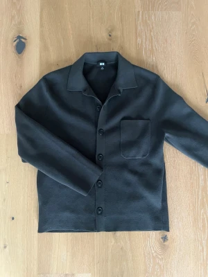 Grön Overshirt från Uniqlo - Chill overshirt som tyvärr är för liten för mig, knappt använd och köpt i Sydney. Det är svårt att se på bild men den är mörk grön.