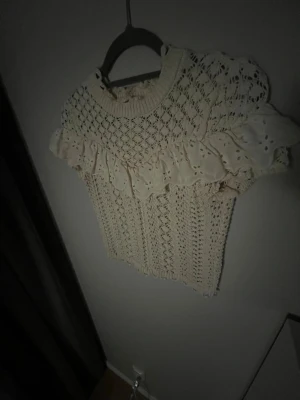 Stickad topp från Zara i så fint skick💕 - Stickad topp från Zara som jag köpte för ett par år sen💕säljer pga använder inte längre! Priset kan diskuteras och postar väldigt fort💕