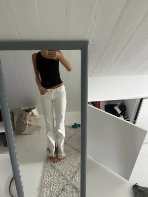 Svart ärmlös topp från Gina Tricot - Säljer en svart, tight och ärmlös topp från Gina Tricot. Toppen har en enkel och stilren design med rund halsringning och är gjord i ett mjukt stretchigt material som sitter snyggt på kroppen. Perfekt att matcha med jeans eller kjol.