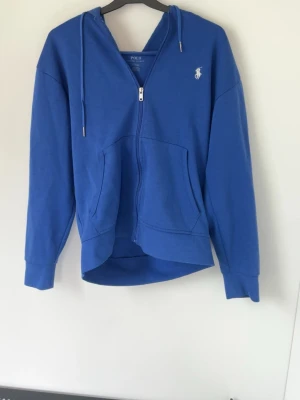 Ralph lauren - Säljer Ralph lauren tröja med dragkedja. Färg blå storlek S 
