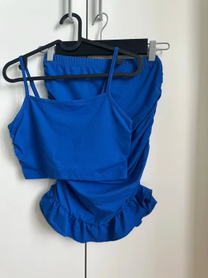 Blått set  - Ett gulligt set med topp och kjol som är snyggt rynkade på kanterna 