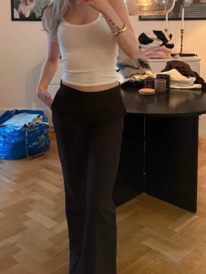 Bruna kostymbyxor  - Bruna kostymbyxor med bootcut. Nya i skick !