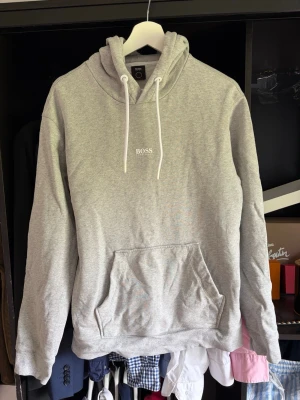 Grå hugo boss hoodie  - Snygg grå hoodie från hugo boss. Jättebra skick. Skön och perfekt för sommarkvällar. Priset är diskuterbart som alltid