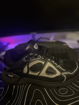 Svarta sneakers  - Snygga svarta skor i storlek 40 Eu , Perfekt till sommaren hör av er