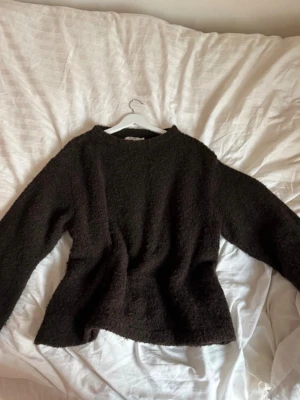Brun stickad  - Brun stickad oversized tröja ifrån Nakd 