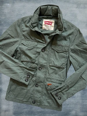 *Levi’s* Fieldjacket - En mycket trevlig fieldjacket från Levi’s i en fin ton av grön! Hör av dig vid frågor! 