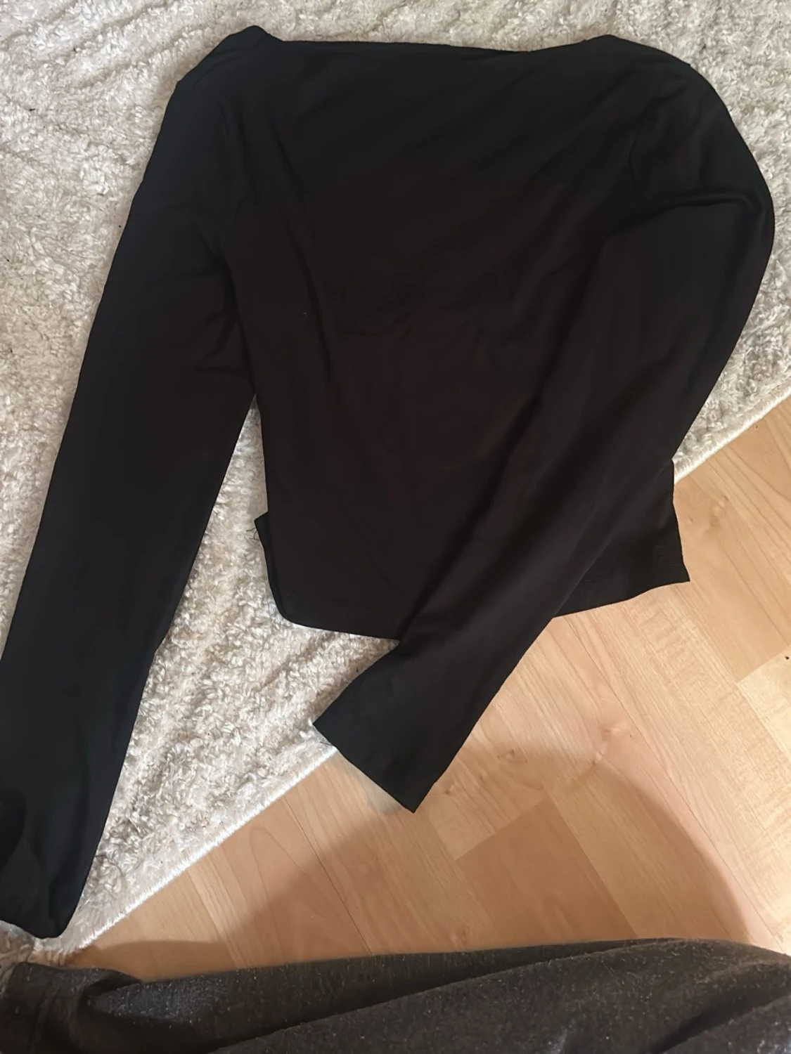 Svart långärmad croppad topp