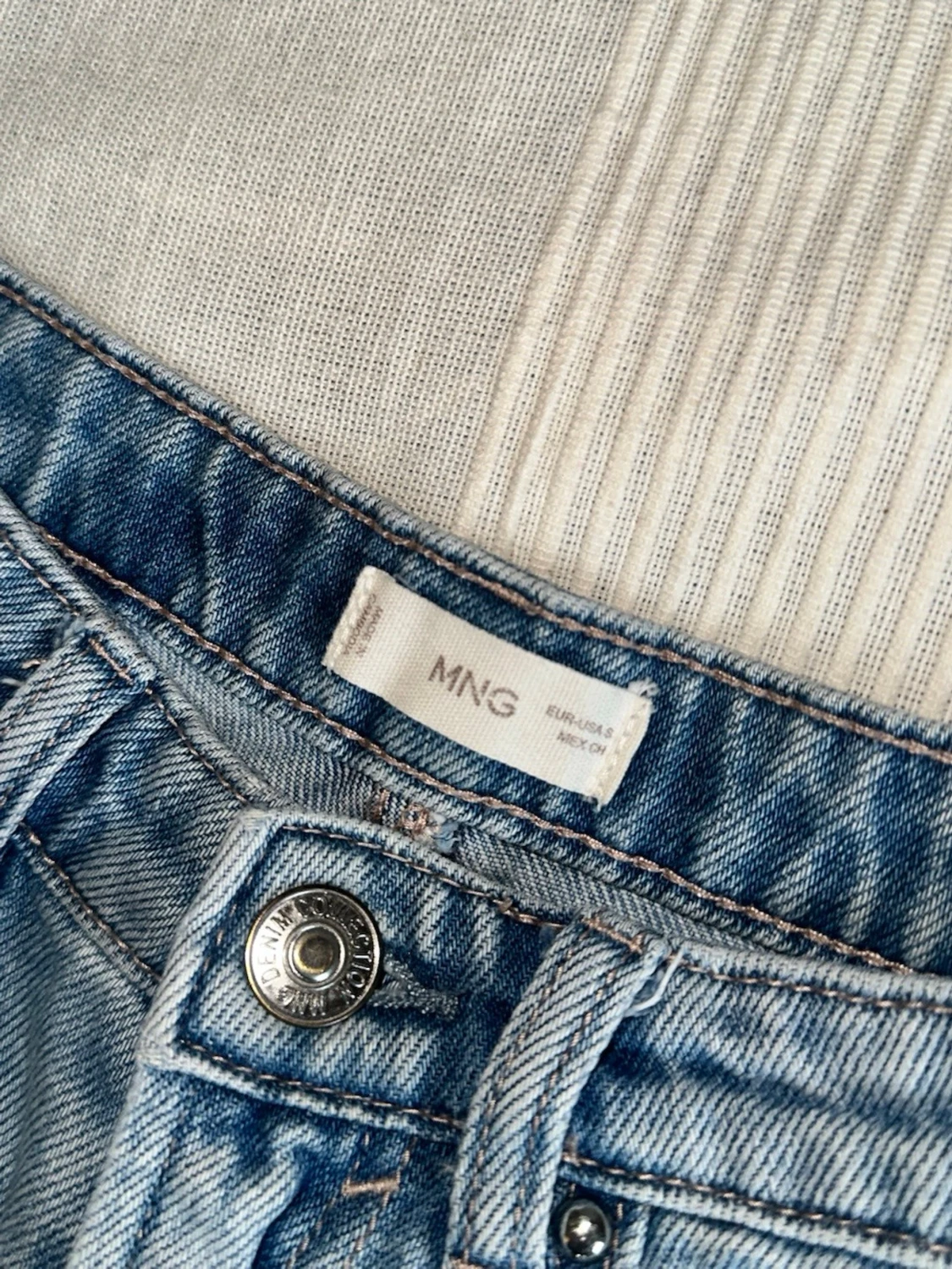 Ljusblå jeansshorts med pärldetaljer - 2