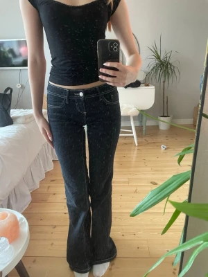Mörkblå ultra low flare jeans från Gina tricot - Snygga mörkblå bootcut jeans med kontrasterande vita sömmar. Från Gina tricot använd några gånger men i fint skick (inga tecken på användning) 🌸