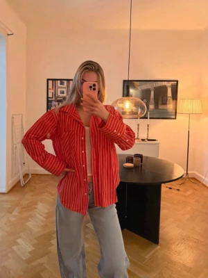 Rödvit randig skjorta med knappar - Rosa / röd oversized skjorta från Gina Tricot. Helt oanvänd och ny i skick 