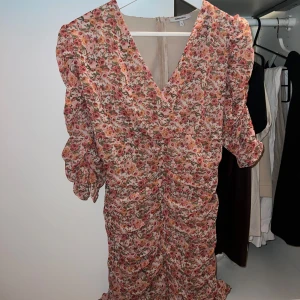 Blommig klänning  - Blommig klänning, använd en gång 