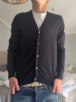 Pier One kofta - En riktigt snygg svart kofta från Pier One | Storleken är M | Tveka inte på att höra av dig vid eventuella frågor och funderingar! |