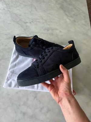 mörkblåa Christian Louboutins skor  - Om du letar efter ett par skor som sticker ute utan att vara för mycket är är dessa parfekta fint skick.                             Det finns en anledning varför Säljer ett par mörkblåa Christian Louboutins sneakers med storlek 42 men passar även upp till storlek 43. Hör av er vid intresse!! Pris kan diskuteras.