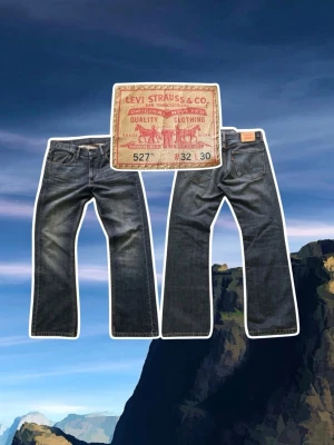 Levis 527 Bootcut Jeans (Sällsynta) - Säljer ett par riktigt feta Vintage Levis 527 Bootcut jeans. Jeansen har en riktigt snygg och stilren mörk tvätt och är helt utan defekter! Jeansen har storlek W32/L30 men sitter mer som W32/L32 men hänvisar till måtten nedan👇  Ytterbenslängd: 104cm Innerbenslängd: 77cm Midja: 42cm Över lår: 29cm Benslut: 22,5cm  Hör av dig vid minsta fundering 🙌 Kan gå ner i pris vid snabb affär⭐️  Skickas inom 24 timmar efter köp! ✉️  Jag gör inga returer❌