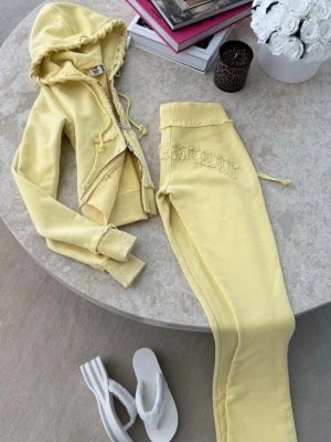 Hidden cult set  - Snyggt hiddencult sett som ej säljs längre. Croppad hoodie och matchande byxor 💛Byxor S och hoodie XS!     Påse finns med!  Egna bilder finns oxkså 