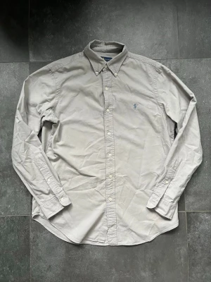 Ralph lauren skjorta  - Tjena, säljer nu denna riktigt snygga och populära Ralph lauren skjortan i färgen grå, den är i bra skick utan några skador, hör av er vid frågor och funderingar🙌🤝 