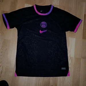 Riktigt fina tshirt nike och burrberry - nike tshirt ganska ny knappt använd  