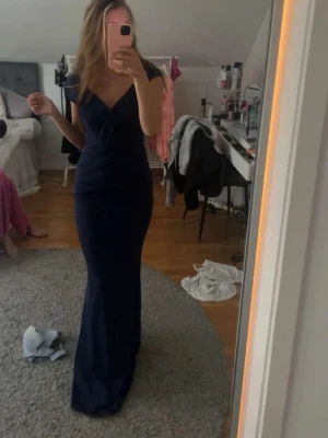 Bal/brudtärnaklänning bubbelroom - Denna klänning har används endast under ett bröllop. Storlek xs(8 uk) jätte söt till vilket evenemang som helst! Orginal pris är 1000kr