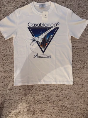 Casablanca t shirt - Säljer denna Casablanca t shirt. Tröjan är helt ny och oanvänd. Storleken är S men den kan passa som M. Skulle säga att den passar runt 178-180cm. Skriv vid frågor.