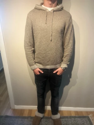Beige Kashmir hoodie ifrån Boggi milano - Säljer en beige Kashmir hoodie ifrån Boggi Milano. Storleken är S och skicket är mycket bra. Modellen är 178cm och väger 65kg. Skriv för mer information✨✨