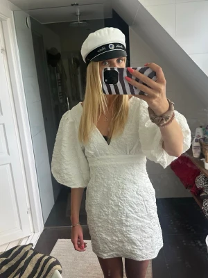 Vit klänning  - Säljer denna slutsålda klänning från Showpo 