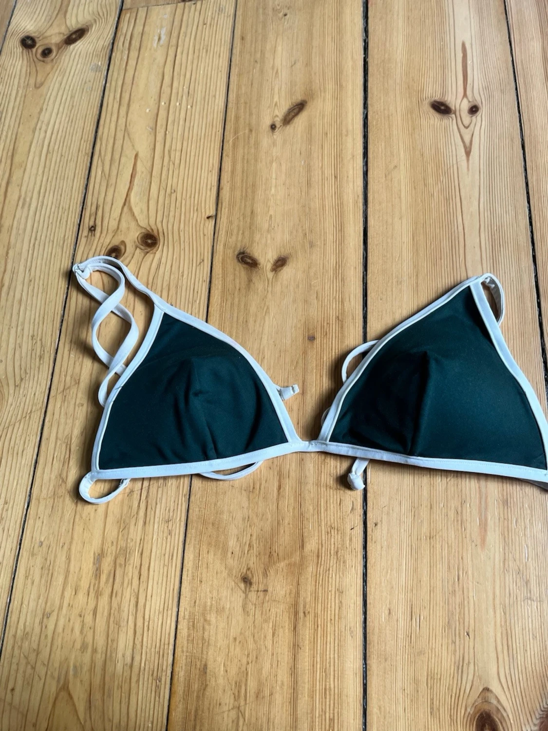 Mörkgrön bikini med vita kanter - 1
