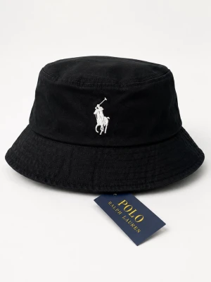Svart bucket hat från Polo Ralph Lauren - Snygg svart bucket hat från Polo Ralph Lauren med den klassiska broderade loggan i vitt framtill. Hatten är tillverkad i mjukt tyg och har en avslappnad passform som ger en cool och trendig look. Perfekt accessoar för att lyfta din outfit.