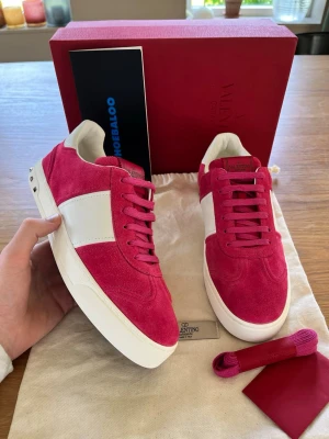 Valentino skor - Helt nya skor ifrån valentino i den populära modellen fly crew. Skorna är i storlek 39. Skorna är alldrig använda och självklart äkta. Alla tillbehör på bilden fås med vid fullpris eller en bestämd överenskommelse om att det ska skickas med