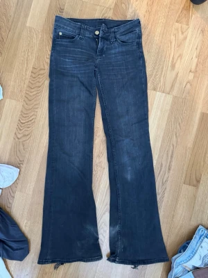 Svarta bootcut jeans med låg midja - Säljer ett par svarta bootcut jeans med låg midja ifrån weekday💖storlek 25/32 