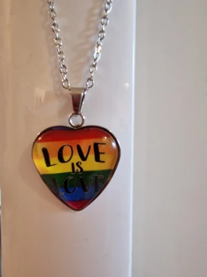 Halsband love - Halsband love. Kedja 45 cm + 5 cm. Berlock 2 × 2 cm. Ink kedja.