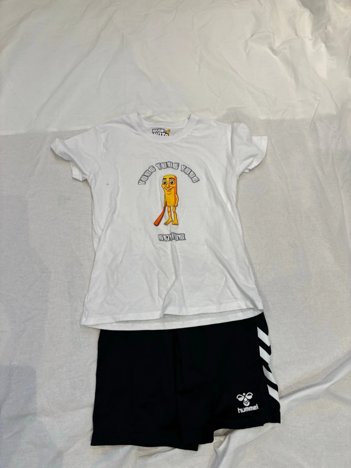 Vit pyjamas med tryck och svarta shorts