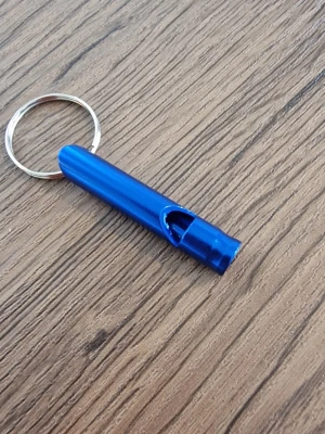 Visselpipa/ överfallslarmsvisselpipa blå - Visselpipa/ överfallslarmsvisselpipa blå. I aluminiumlegering med nyckelring. 4,6 cm lång.  6,5 cm med nyckelringen. 0,9 cm munstycke.