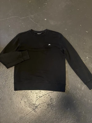 J.Lindeberg sweatshirt - Stilren svart sweatshirt från J.Lindeberg. Tröjan är i ett mycket gott skick. Storlek M, bara att höra av dig vid funderingar😄💪🏼